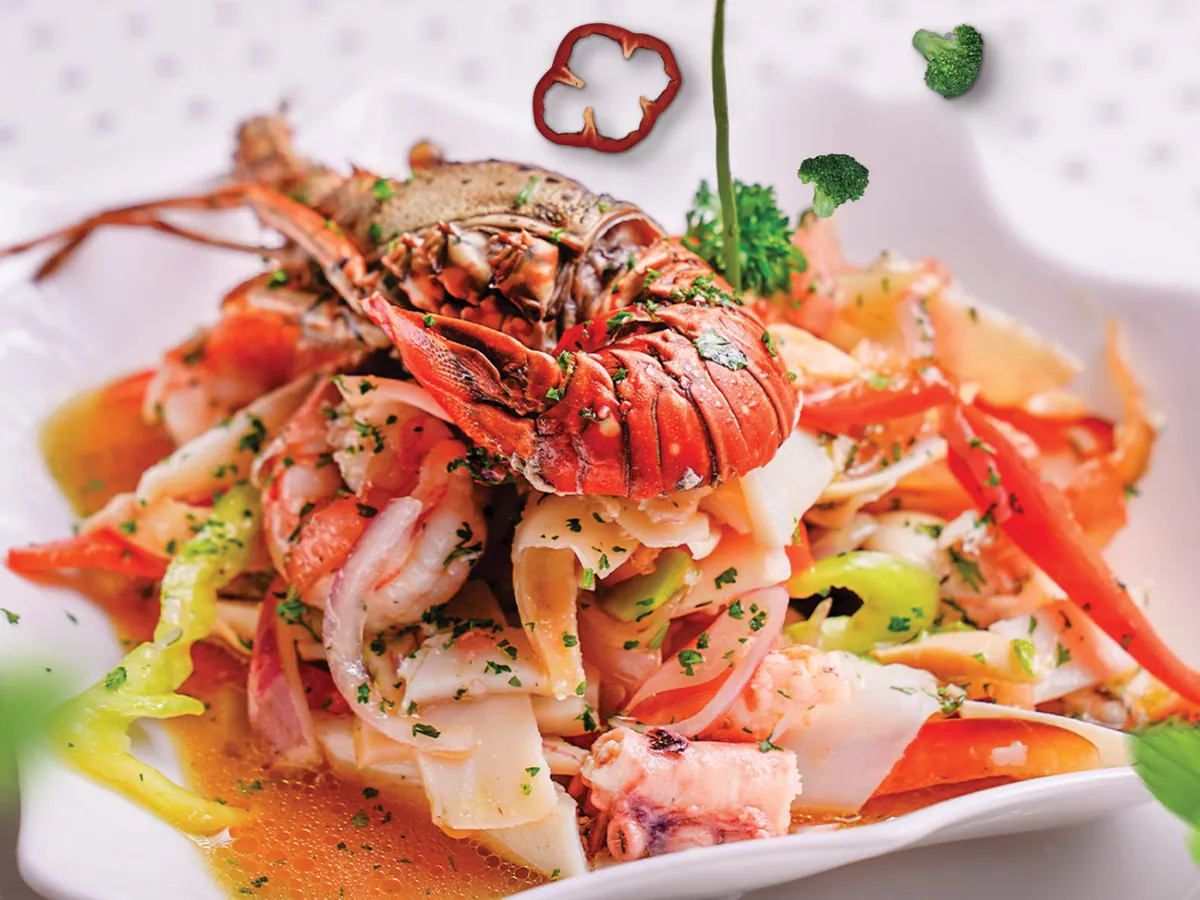 Plato de mariscos con langosta