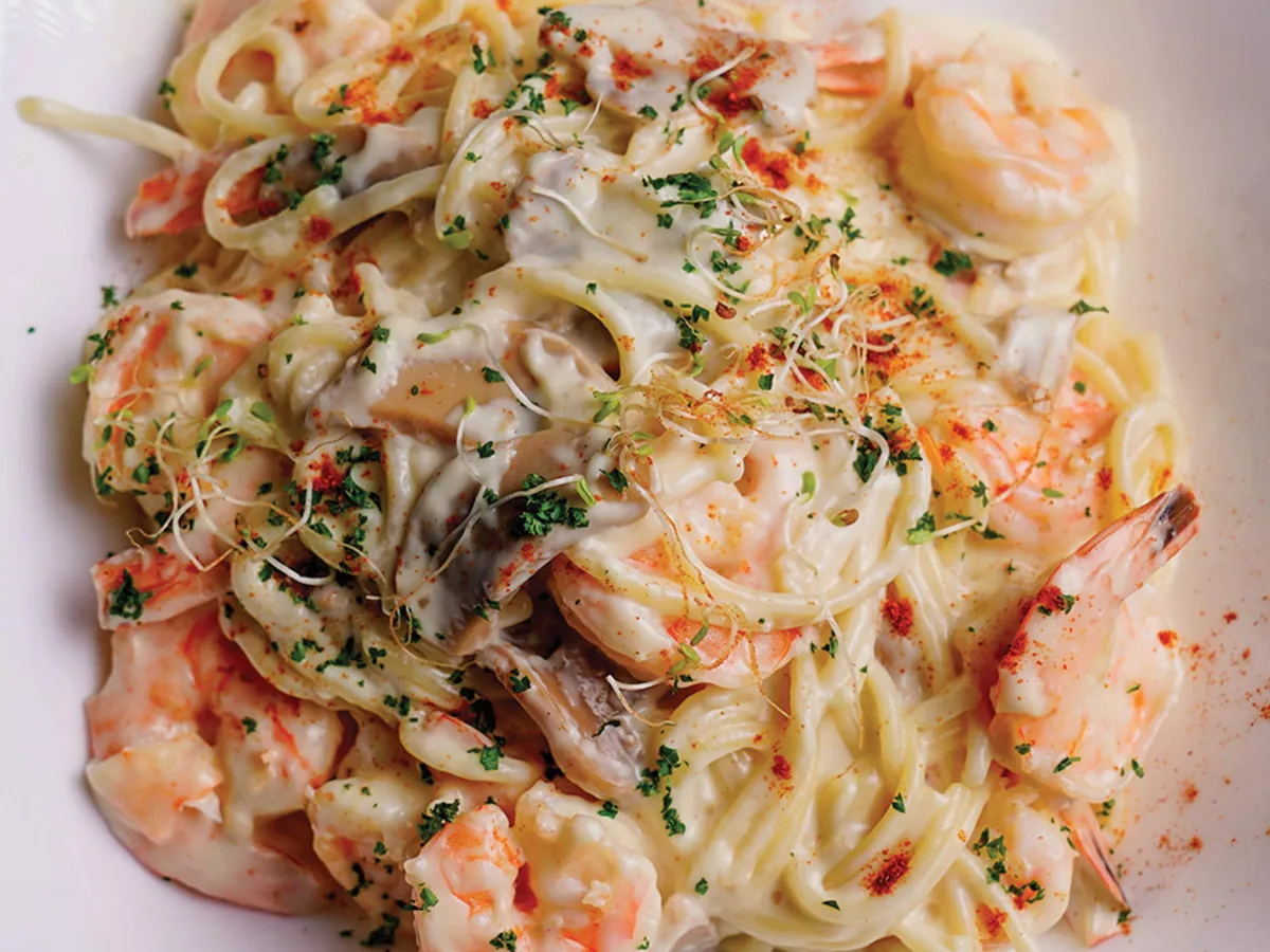 Pasta Alfredo con camarones